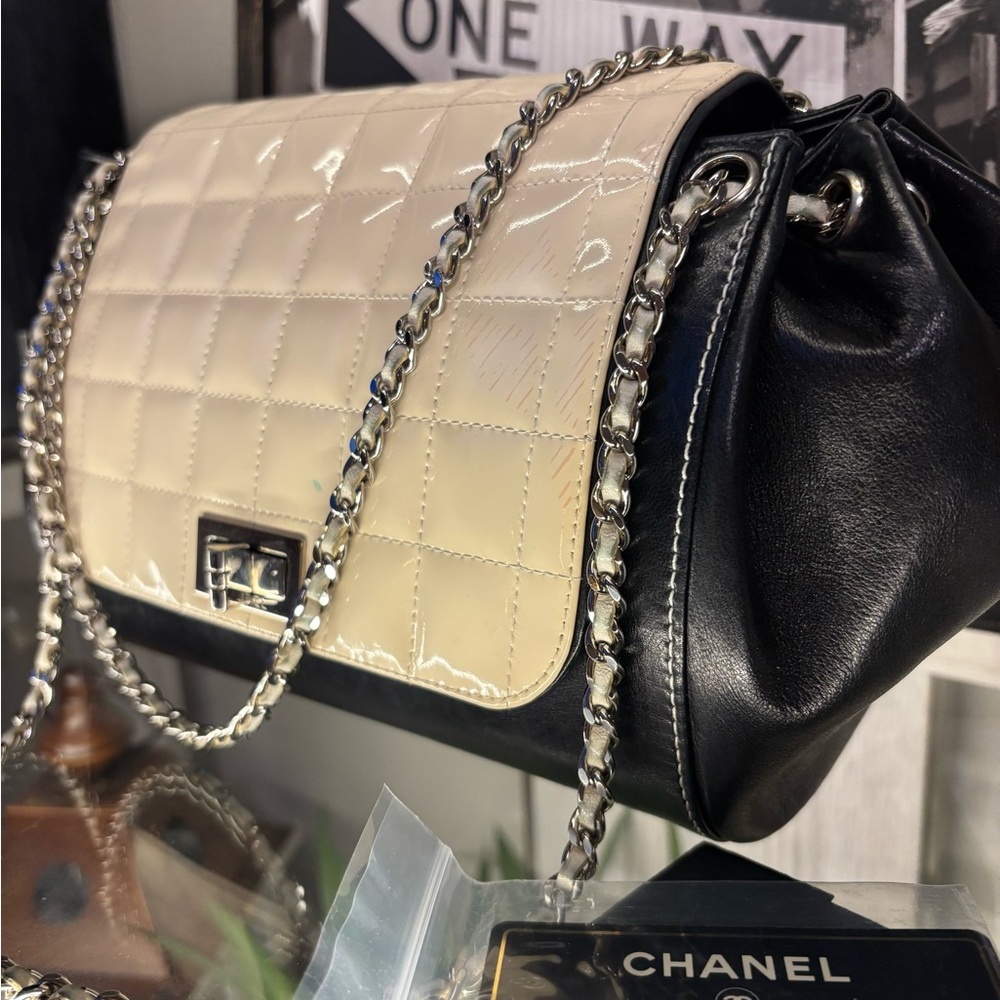 CHANEL Black and Cream Shoulder Bag - Picture 2 of 16